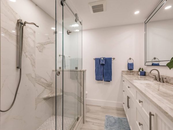Siesta Key 3 Bedroom Gulf Side Condo with Lush Garden View, Steps to Beach