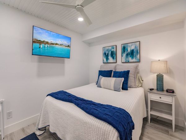 Siesta Key 3 Bedroom Gulf Side Condo with Lush Garden View, Steps to Beach