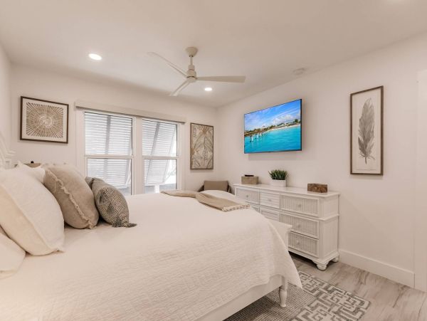 Siesta Key 3 Bedroom Gulf Side Condo with Lush Garden View, Steps to Beach