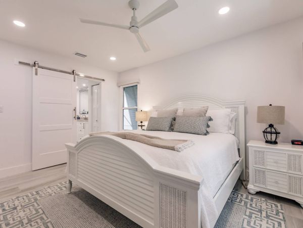 Siesta Key 3 Bedroom Gulf Side Condo with Lush Garden View, Steps to Beach