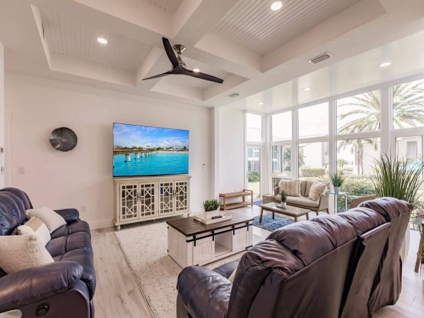 Siesta Key 3 Bedroom Gulf Side Condo with Lush Garden View, Steps to Beach