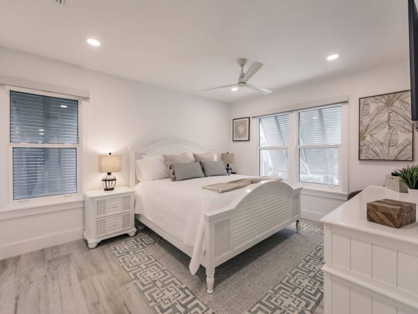 Siesta Key 3 Bedroom Gulf Side Condo with Lush Garden View, Steps to Beach