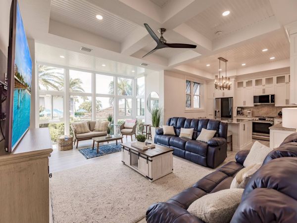 Siesta Key 3 Bedroom Gulf Side Condo with Lush Garden View, Steps to Beach