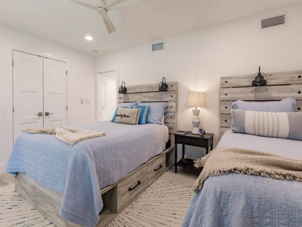 Siesta Key 3 Bedroom Gulf Side Condo with Lush Garden View, Steps to Beach