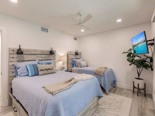 Siesta Key 3 Bedroom Gulf Side Condo with Lush Garden View, Steps to Beach