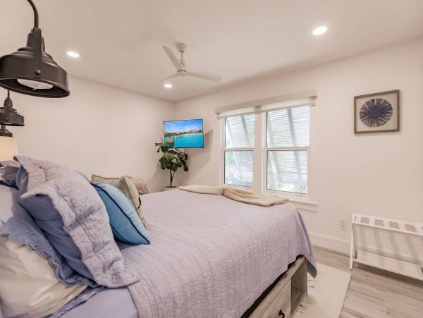 Siesta Key 3 Bedroom Gulf Side Condo with Lush Garden View, Steps to Beach
