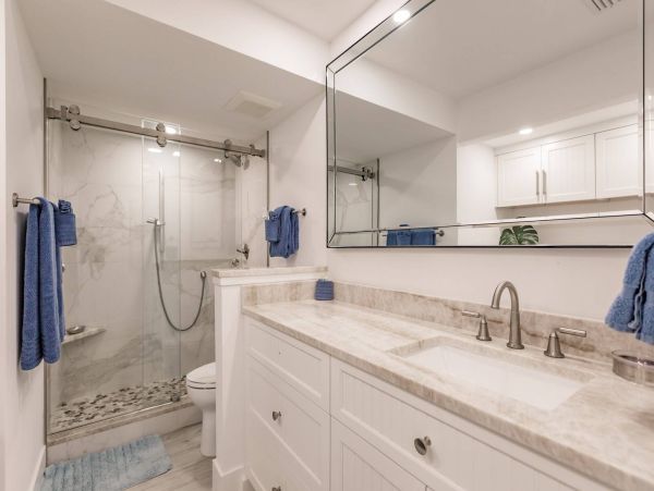 Siesta Key 3 Bedroom Gulf Side Condo with Lush Garden View, Steps to Beach