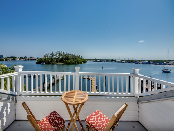 Walk to beach Fort Myers World Class Waterfront Rental- Pool