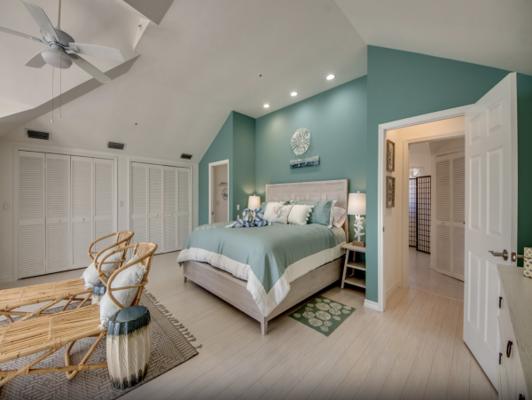 Walk to beach Fort Myers World Class Waterfront Rental- Pool