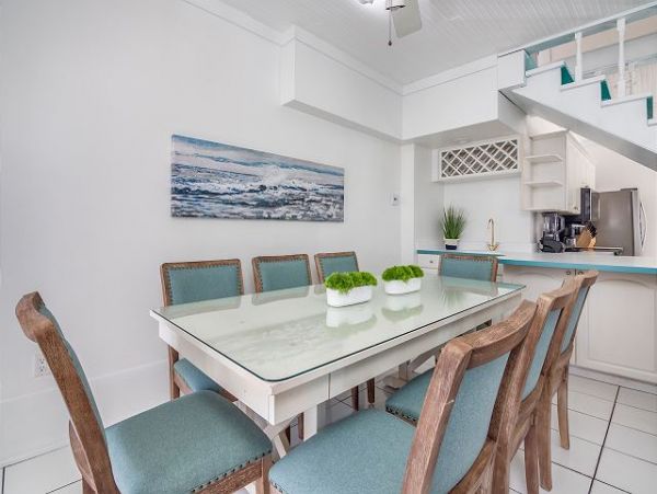 Six Bedrooms Home 2 Houses From The Beach
