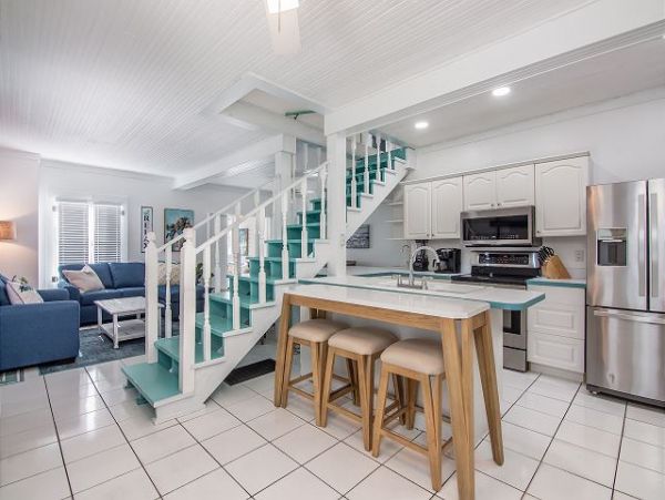 Six Bedrooms Home 2 Houses From The Beach