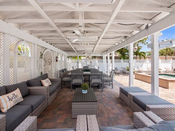 Six Bedrooms Home 2 Houses From The Beach