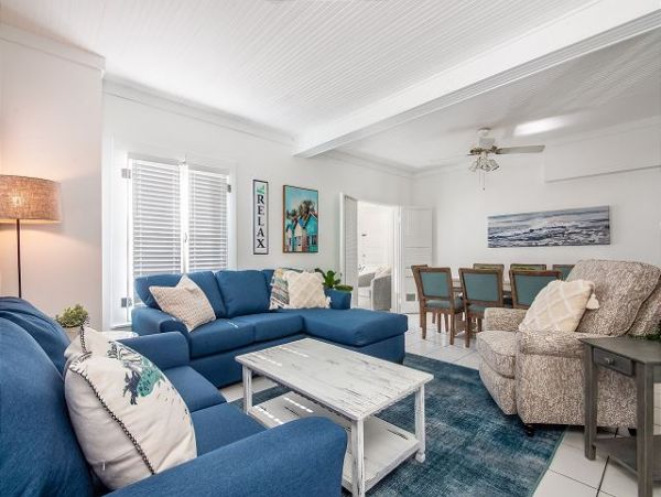 Six Bedrooms Home 2 Houses From The Beach