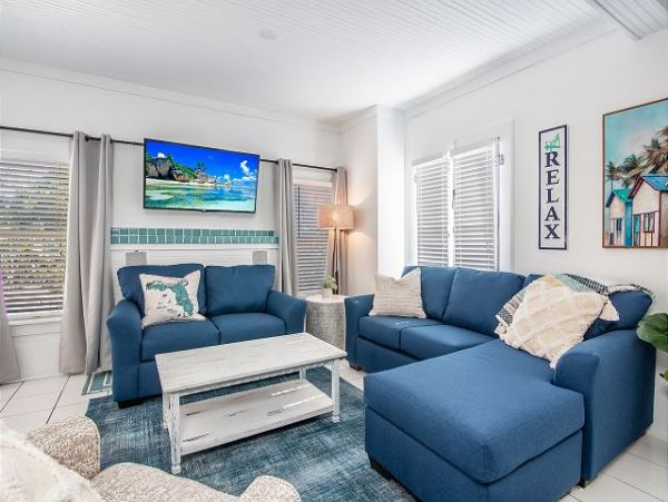 Six Bedrooms Home 2 Houses From The Beach