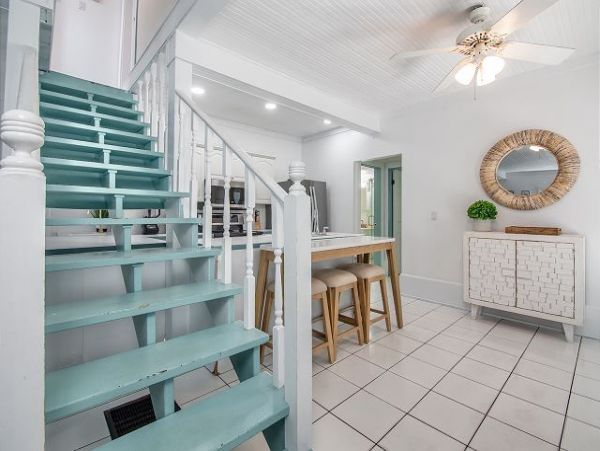 Six Bedrooms Home 2 Houses From The Beach