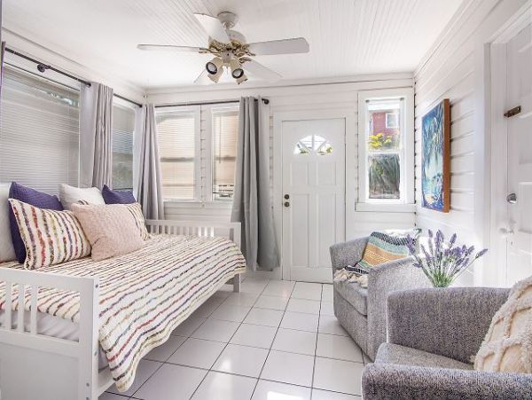 Six Bedrooms Home 2 Houses From The Beach