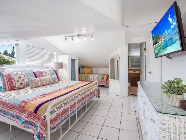 Six Bedrooms Home 2 Houses From The Beach