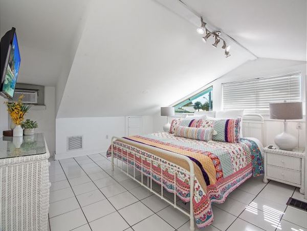 Six Bedrooms Home 2 Houses From The Beach