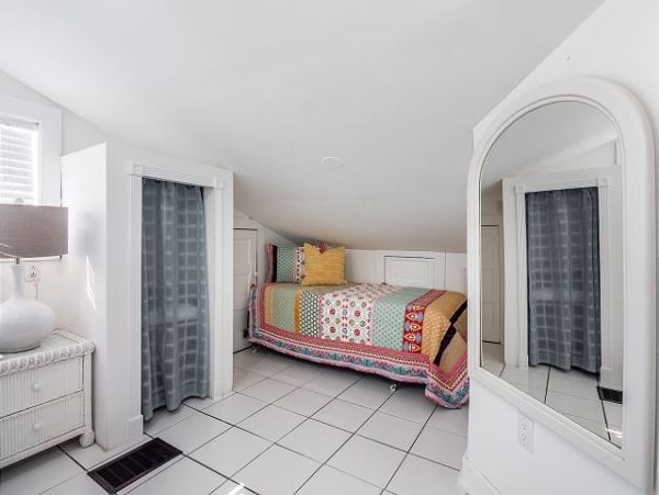 Six Bedrooms Home 2 Houses From The Beach