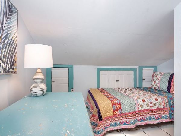 Six Bedrooms Home 2 Houses From The Beach