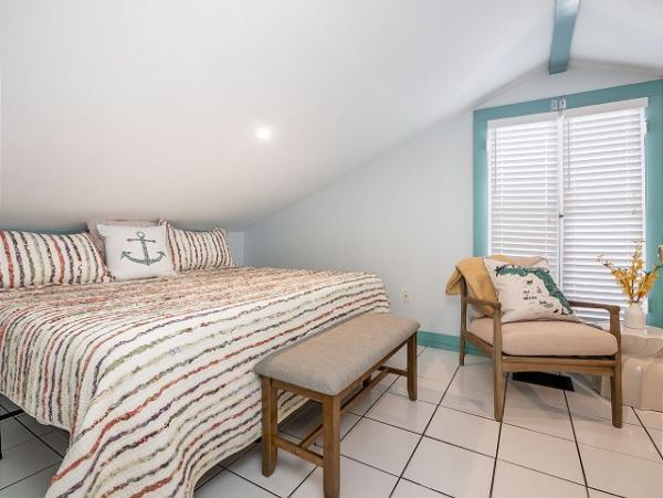Six Bedrooms Home 2 Houses From The Beach