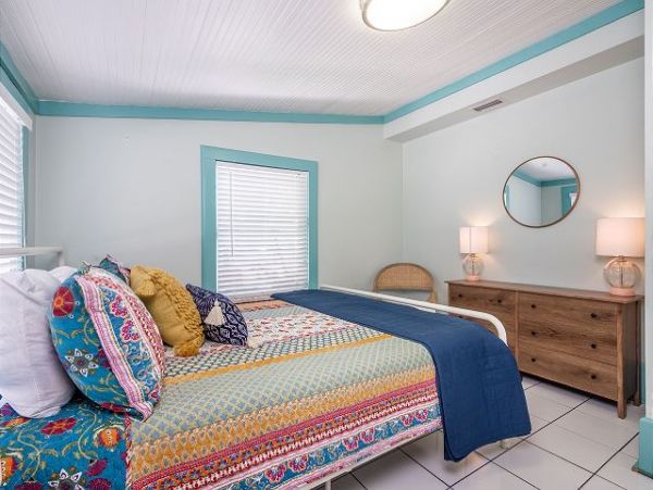 Six Bedrooms Home 2 Houses From The Beach