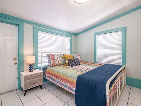 Six Bedrooms Home 2 Houses From The Beach