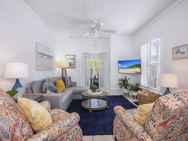Six Bedrooms Home 2 Houses From The Beach