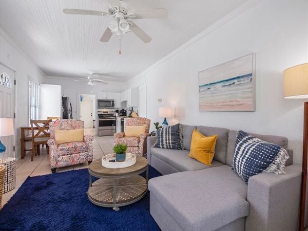 Six Bedrooms Home 2 Houses From The Beach
