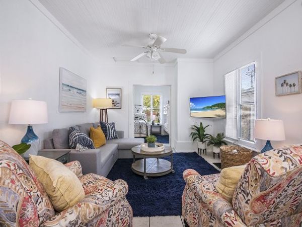 Six Bedrooms Home 2 Houses From The Beach