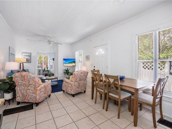 Six Bedrooms Home 2 Houses From The Beach
