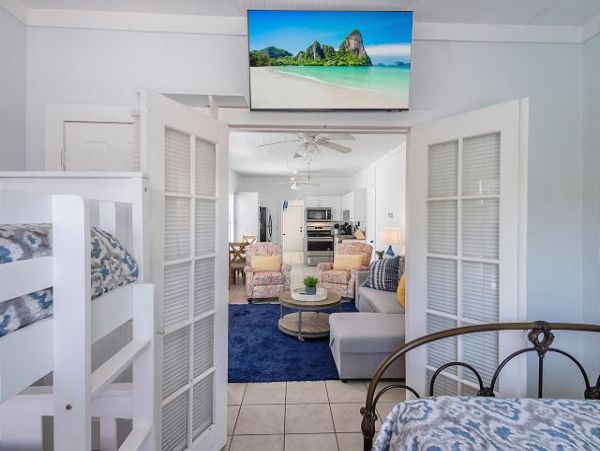Six Bedrooms Home 2 Houses From The Beach