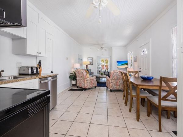 Six Bedrooms Home 2 Houses From The Beach