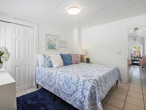 Six Bedrooms Home 2 Houses From The Beach