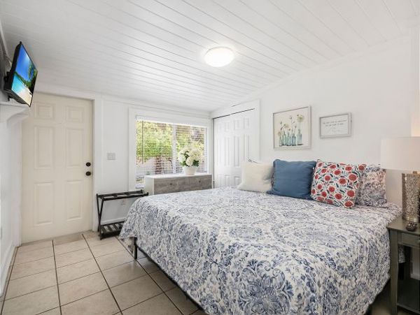 Six Bedrooms Home 2 Houses From The Beach
