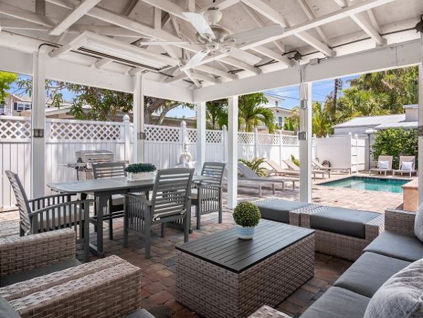 Six Bedrooms Home 2 Houses From The Beach