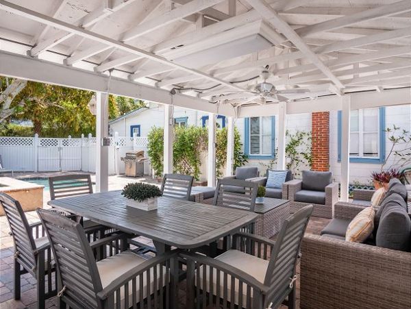 Six Bedrooms Home 2 Houses From The Beach