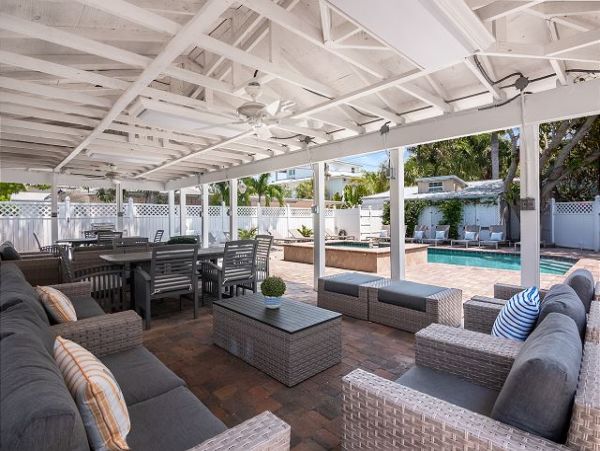Six Bedrooms Home 2 Houses From The Beach