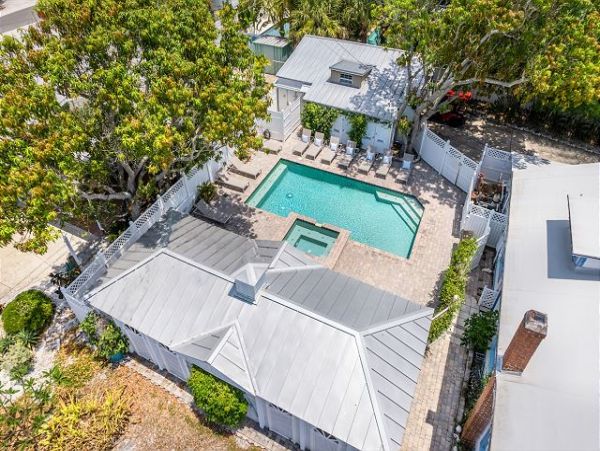 Six Bedrooms Home 2 Houses From The Beach