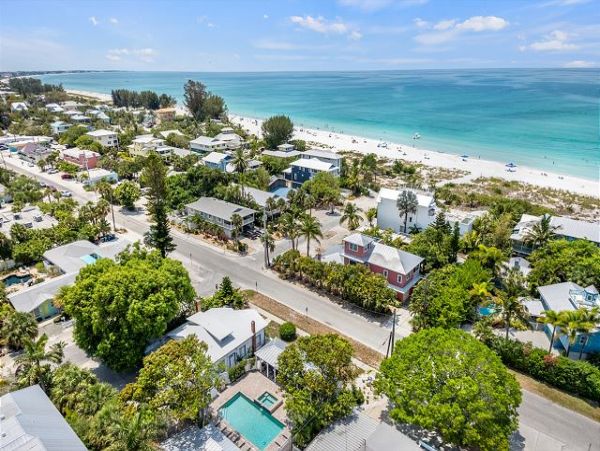 Six Bedrooms Home 2 Houses From The Beach
