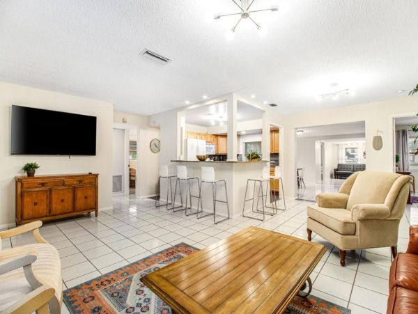 Lovely 4 Bedroom Home in Bradenton Sleeps 9