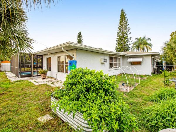 Lovely 4 Bedroom Home in Bradenton Sleeps 9