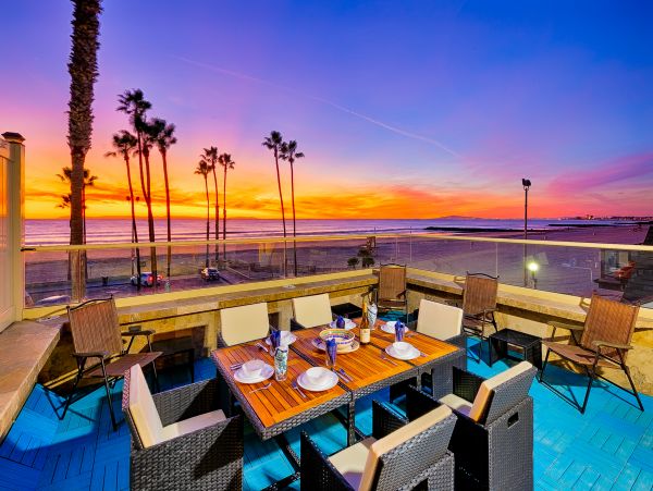 Beach Home on the Boardwalk with a view and rooftop deck