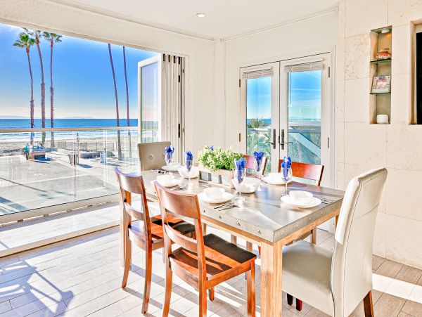 Beach Home on the Boardwalk with a view and rooftop deck