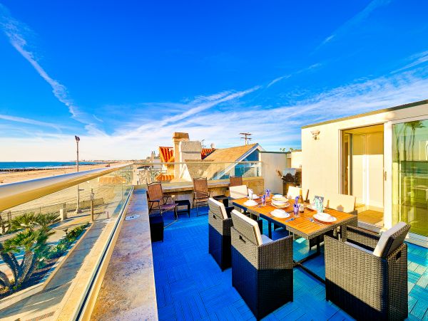 Beach Home on the Boardwalk with a view and rooftop deck