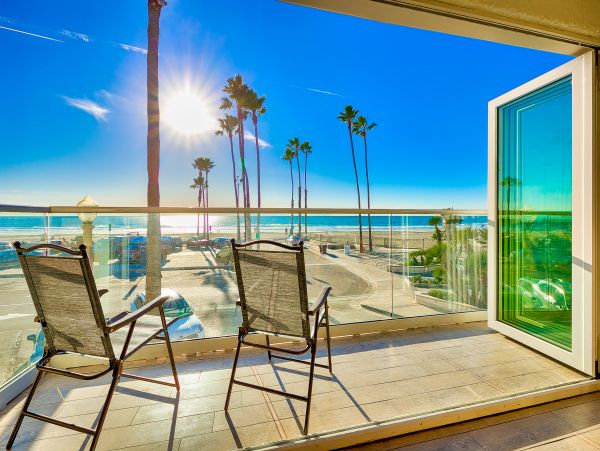 Beach Home on the Boardwalk with a view and rooftop deck