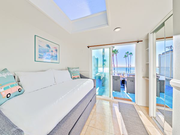 Beach Home on the Boardwalk with a view and rooftop deck