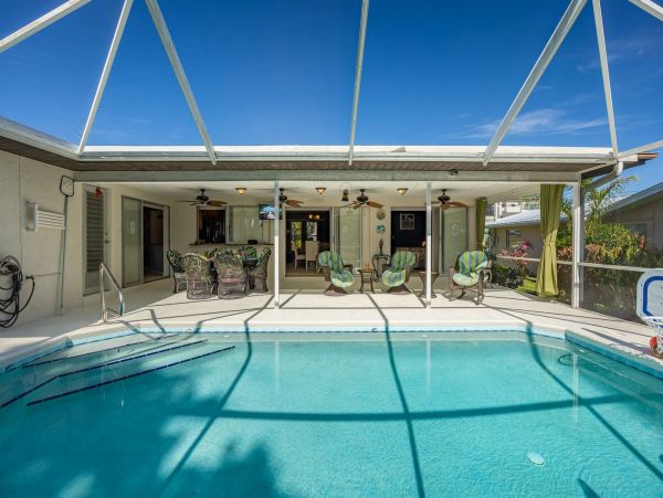 Three Bedroooms Two Bath Pool Home Walk to beach
