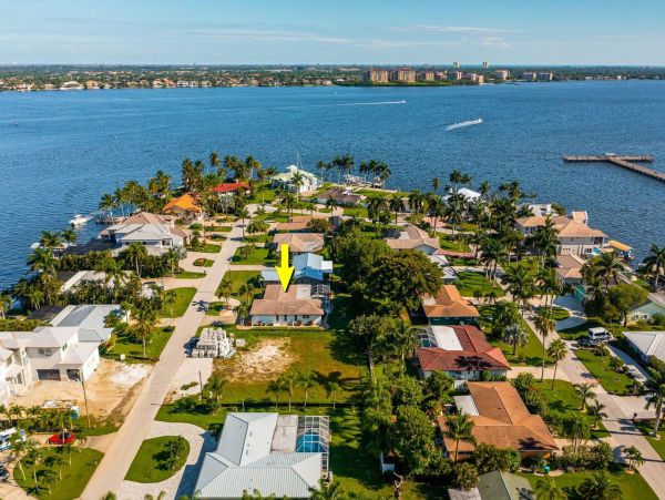 Three Bedroooms Two Bath Pool Home Walk to beach