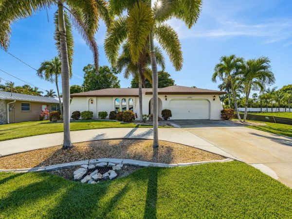 Three Bedroooms Two Bath Pool Home Walk to beach